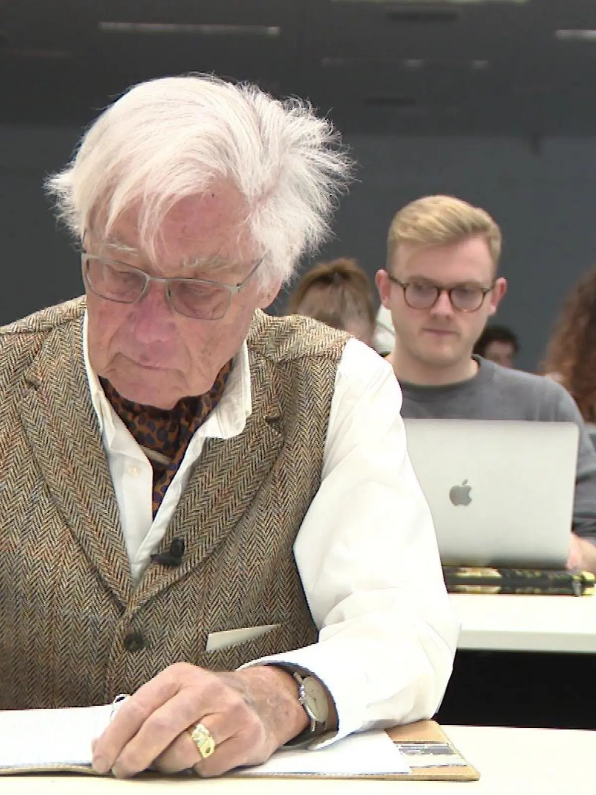 Günther Blum (91) sitzt in einer Vorlesung.