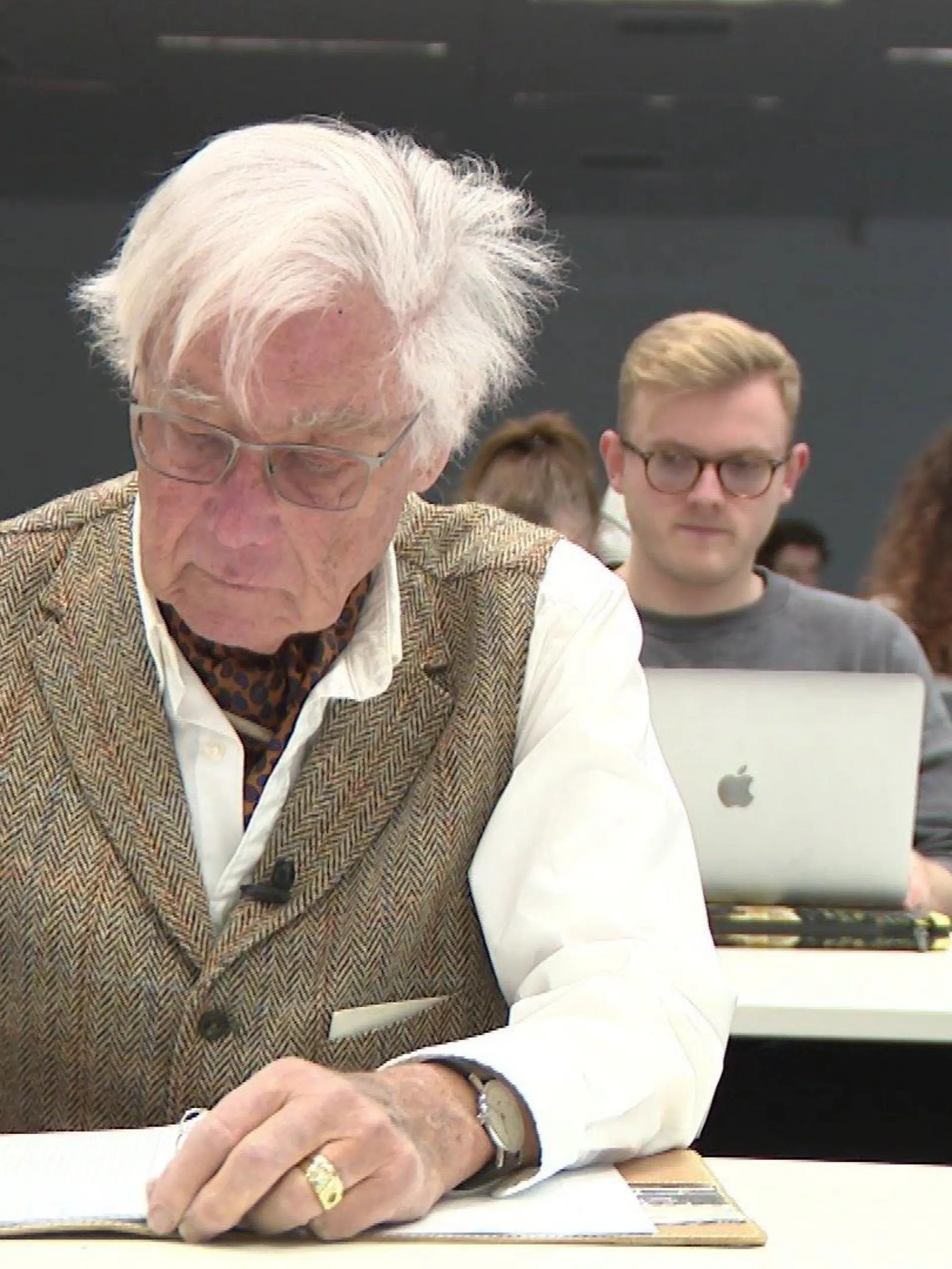 Günther Blum (91) sitzt in einer Vorlesung.