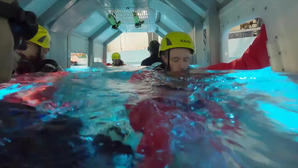 Teilnehmenden steht das Wasser bis zum Hals, so hart ist das Helicopter-Underwater-Escape-Training.