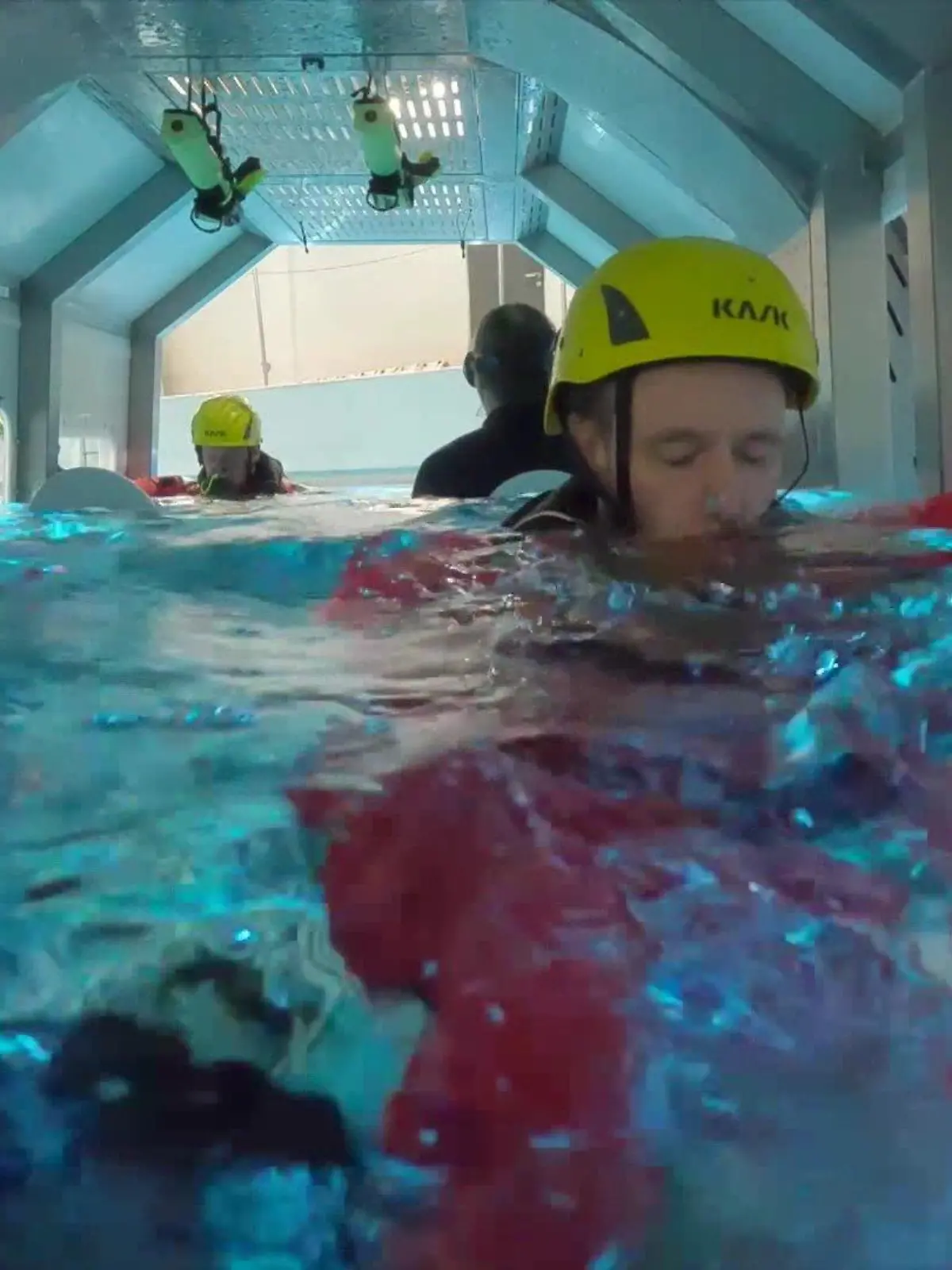 Teilnehmenden steht das Wasser bis zum Hals, so hart ist das Helicopter-Underwater-Escape-Training.