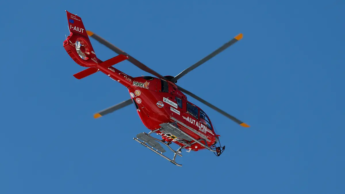 26.01.2024, Italien, Cortina d'Ampezzo: Ski alpin: Weltcup Abfahrt und Super-G der Damen. Ein Hubschrauber fliegt die US-Amerikanerin Mikaela Shiffrin nach ihrem Sturz aus. Shiffrin stürzte in die Sicherheitsnetze, nachdem sie bei einem Sprung während einer Weltcup-Abfahrt der Frauen am Freitag die Kontrolle verloren hatte. Foto: Alessandro Trovati/AP +++ dpa-Bildfunk +++