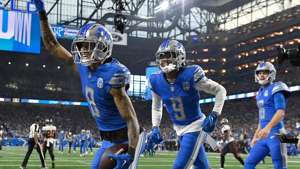 21.01.2024, USA, Detroit: American Football: Profiliga NFL, Detroit Lions - Tampa Bay Buccaneers, Play-off-Runde, Viertelfinale. Detroit Lions Wide Receiver Josh Reynolds (8) feiert mit seinen Teamkollegen Jameson Williams (9) und Jared Goff (16) nach einem Touchdown. Foto: Jose Juarez/FR171038 AP/AP +++ dpa-Bildfunk +++