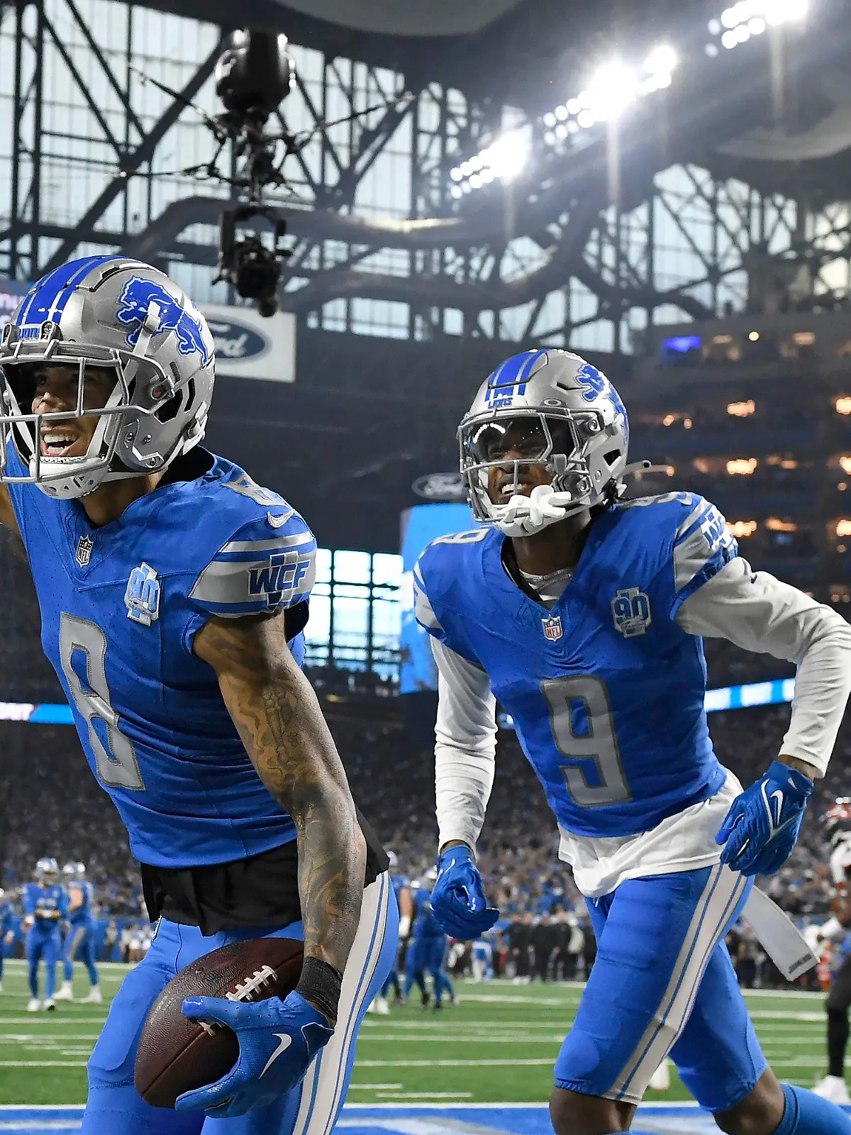21.01.2024, USA, Detroit: American Football: Profiliga NFL, Detroit Lions - Tampa Bay Buccaneers, Play-off-Runde, Viertelfinale. Detroit Lions Wide Receiver Josh Reynolds (8) feiert mit seinen Teamkollegen Jameson Williams (9) und Jared Goff (16) nach einem Touchdown. Foto: Jose Juarez/FR171038 AP/AP +++ dpa-Bildfunk +++