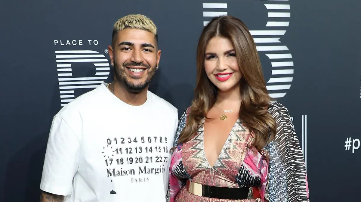 Farina Opoku mit Mann Dj Yeezy PLACE TO B AWARDS im Axel Springer Verlagsgebvßude in Berlin Der schwarze Teppich wird erneut fvºr das ÄûWho is whoÄú der wichtigsten deutschen und internationalen Social-Media-Stars ausgerollt. Erwartet werden zahlreiche VIPs und bekannte Gesichter aus dem Social Web.