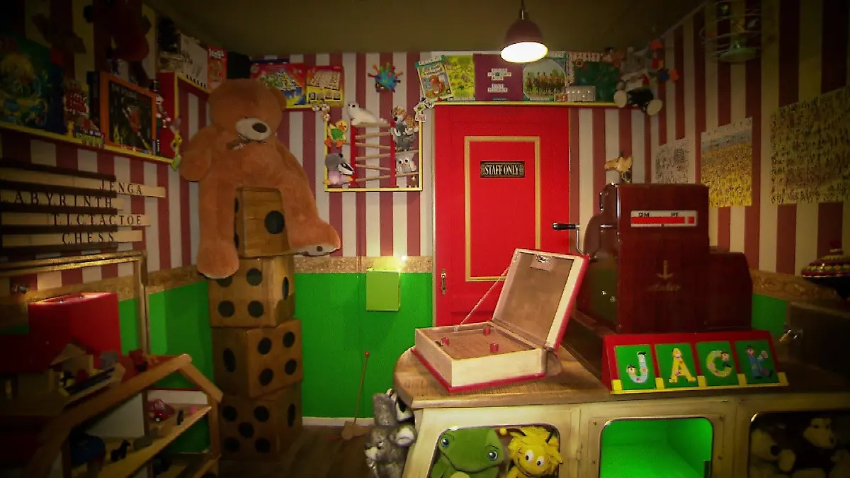 Der Escape Room Spielemacher birgt viele Spiele, Kuscheltiere und Hingucker.