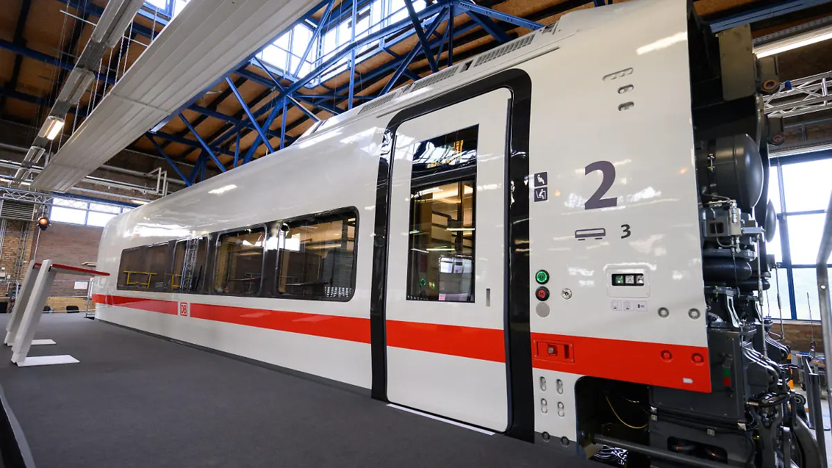 14.09.2022, Berlin: Ein Wagen des neuen Modells steht bei der Vorstellung des neuen ICE L durch die Deutsche Bahn im Bahnwerk Grunewald. Der Zug des spanischen Herstellers Talgo mit dem neuen ICE-Innenraumdesign ist der erste ICE mit einem stufenlosen Ein- und Ausstieg. Foto: Bernd von Jutrczenka/dpa +++ dpa-Bildfunk +++