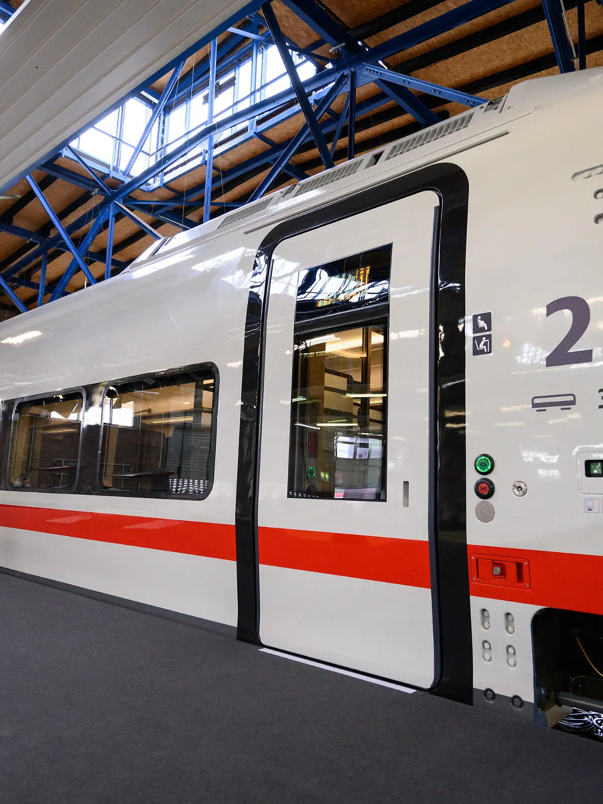 14.09.2022, Berlin: Ein Wagen des neuen Modells steht bei der Vorstellung des neuen ICE L durch die Deutsche Bahn im Bahnwerk Grunewald. Der Zug des spanischen Herstellers Talgo mit dem neuen ICE-Innenraumdesign ist der erste ICE mit einem stufenlosen Ein- und Ausstieg. Foto: Bernd von Jutrczenka/dpa +++ dpa-Bildfunk +++
