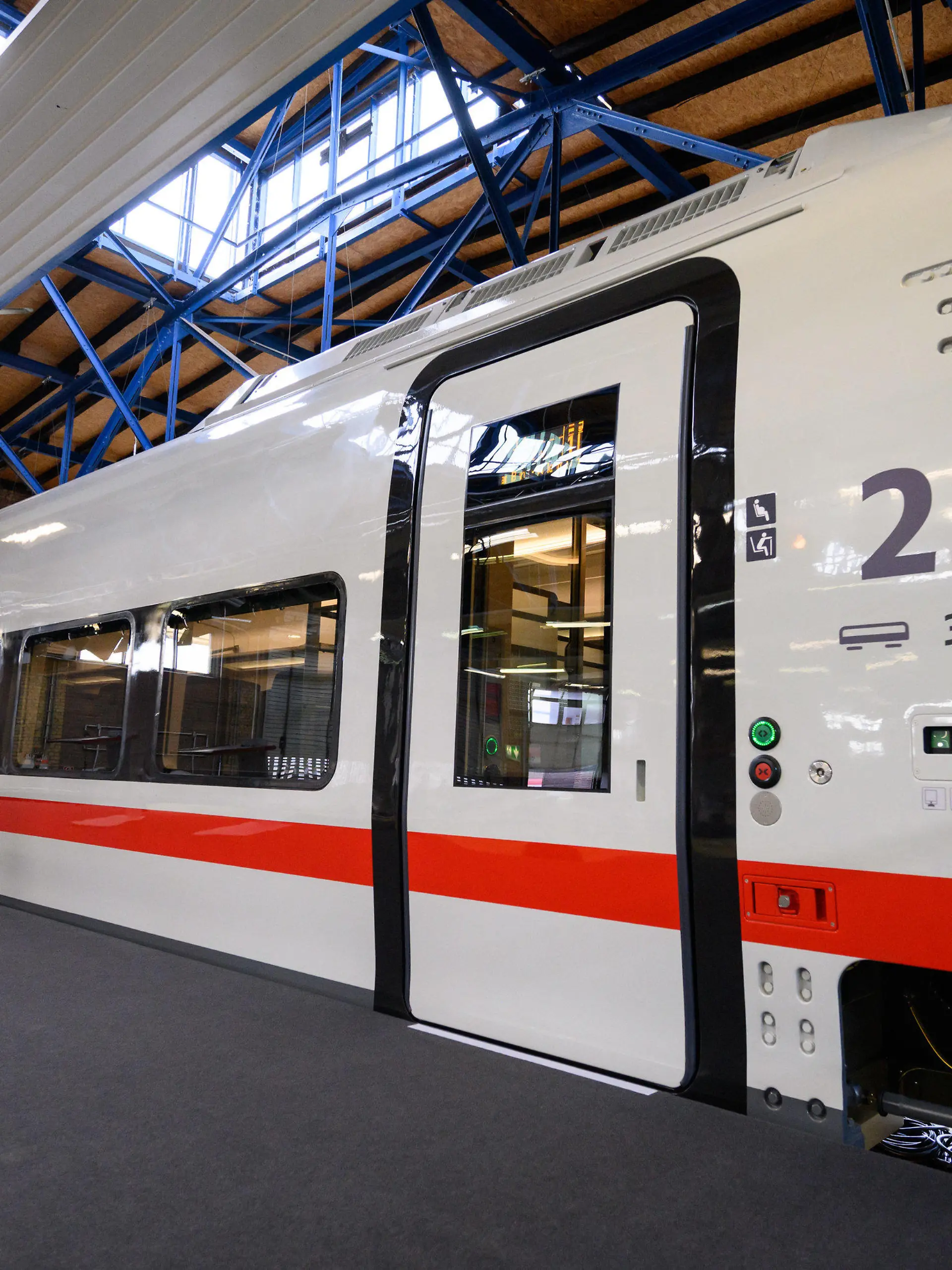 14.09.2022, Berlin: Ein Wagen des neuen Modells steht bei der Vorstellung des neuen ICE L durch die Deutsche Bahn im Bahnwerk Grunewald. Der Zug des spanischen Herstellers Talgo mit dem neuen ICE-Innenraumdesign ist der erste ICE mit einem stufenlosen Ein- und Ausstieg. Foto: Bernd von Jutrczenka/dpa +++ dpa-Bildfunk +++