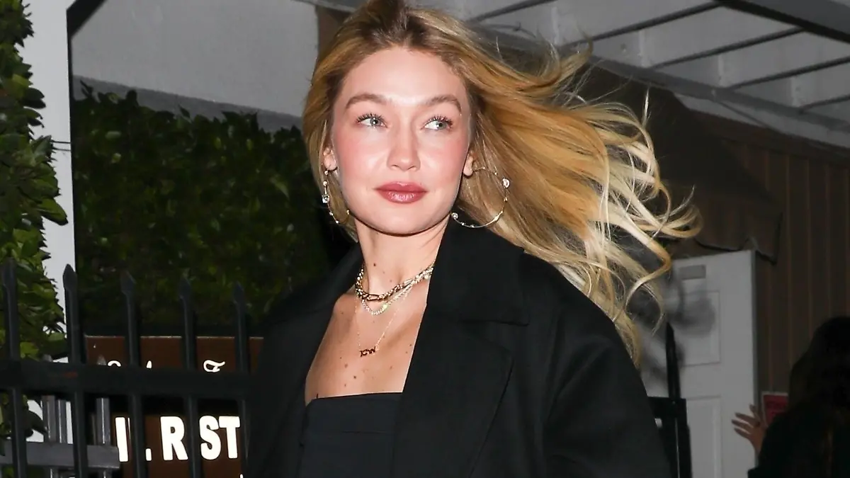 SONDERKONDITIONEN: MINDESTHONORAR: Los Angeles, CA - *EXCLUSIVE* - Bradley Cooper and Gigi Hadid head to a private dinner after party following the Golden Globes. Gigi Hadid may had had to console man after his Maestro lost to Oppenheimer in the Best Picture category. The pair were seen attending an intimate dinner with his mother. Gigi kept it low key as she exited the restaurant first and Bradley followed behind with his mother and even climbed over her lap to get in the car. Gigi was spotted wearing a sentimental 'Kai' necklace in honor of her daughter. Bradley was also nominated in the best actor category and lost to Cillian Murphy.
Pictured: Gigi Hadid
BACKGRID USA 8 JANUARY 2024