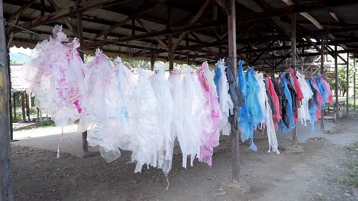 Hängende Plastiksäcke im indonesischen Dorf Bukit Lawang