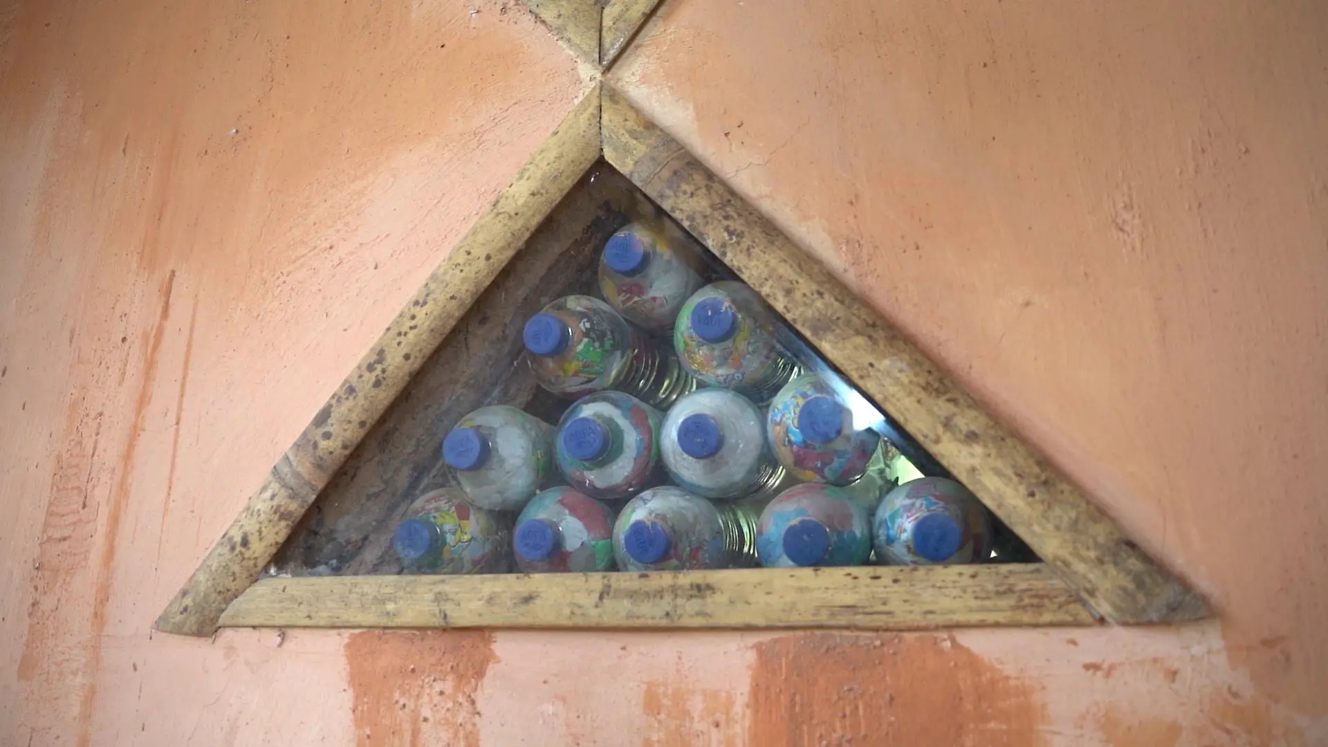 PET-Flaschen, die für den Hausbau verwendet werden