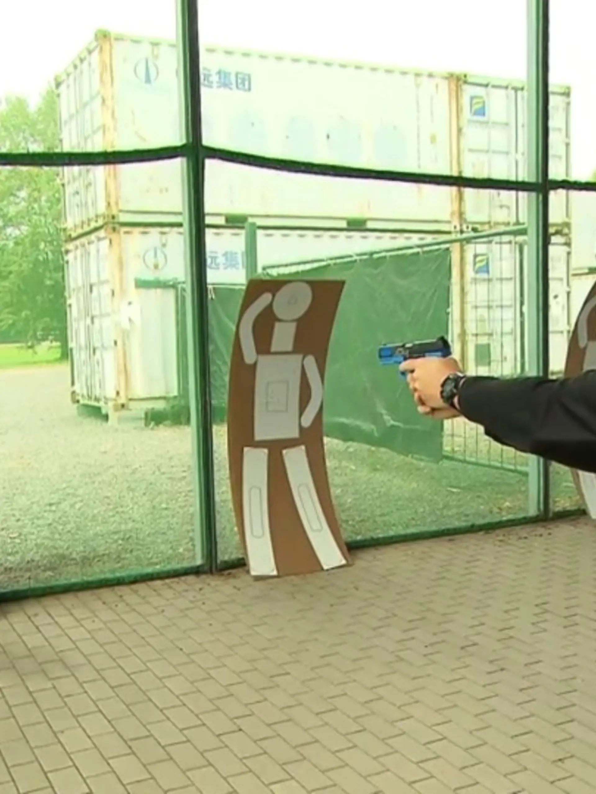 Bild zu: "NRW-Innenminister bei Schießtraining"