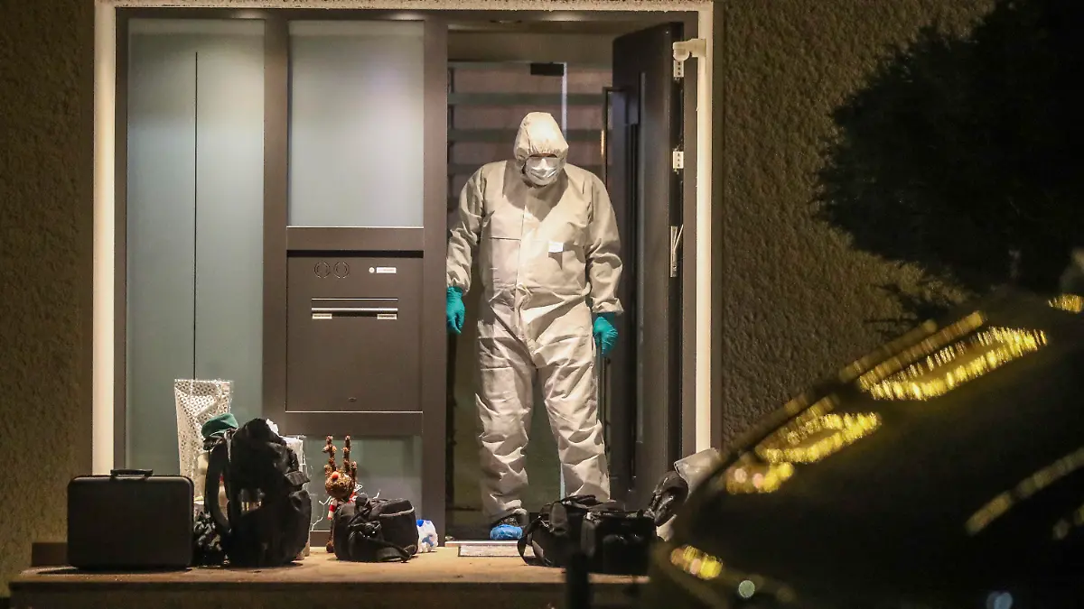 26.01.2024, Baden-Württemberg, Villingen-Schwenningen: Ein Mitarbeiter der Spurensicherung ist am Tatort im Einsatz. In einem Einfamilienhaus in Villingen-Schwenningen in Baden-Württemberg sind Mutter, Vater und ihr 32-jähriger Sohn am Freitag tot aufgefunden worden. Foto: Marc Eich/dpa +++ dpa-Bildfunk +++