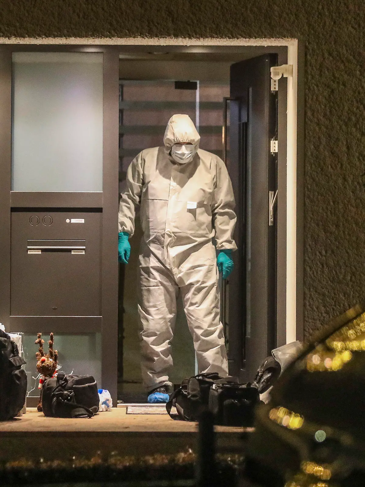 26.01.2024, Baden-Württemberg, Villingen-Schwenningen: Ein Mitarbeiter der Spurensicherung ist am Tatort im Einsatz. In einem Einfamilienhaus in Villingen-Schwenningen in Baden-Württemberg sind Mutter, Vater und ihr 32-jähriger Sohn am Freitag tot aufgefunden worden. Foto: Marc Eich/dpa +++ dpa-Bildfunk +++