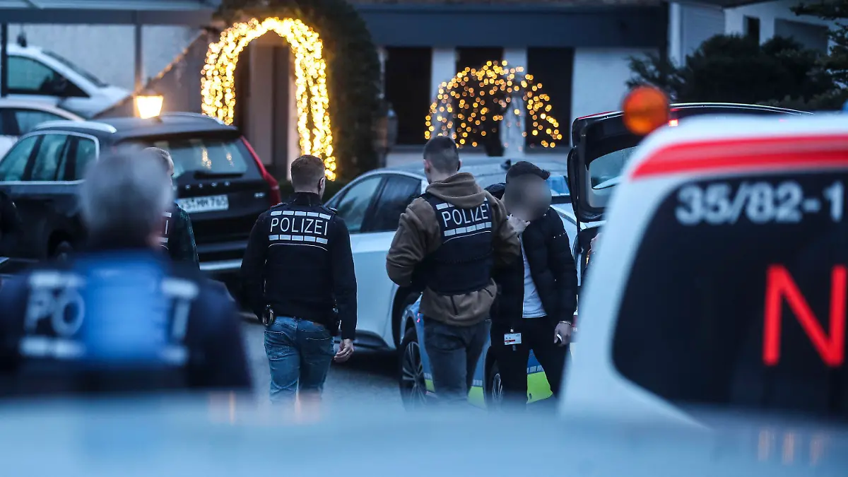 26.01.2024, Baden-Württemberg, Villingen-Schwenningen: Einsatzkräfte der Polizei sind am Tatort im Einsatz. In einem Einfamilienhaus in Villingen-Schwenningen in Baden-Württemberg sind Mutter, Vater und ihr 32-jähriger Sohn am Freitag tot aufgefunden worden. Foto: Marc Eich/dpa - ACHTUNG: Person(en) wurde(n) aus persönlichkeitsrechtlichen Gründen gepixelt +++ dpa-Bildfunk +++