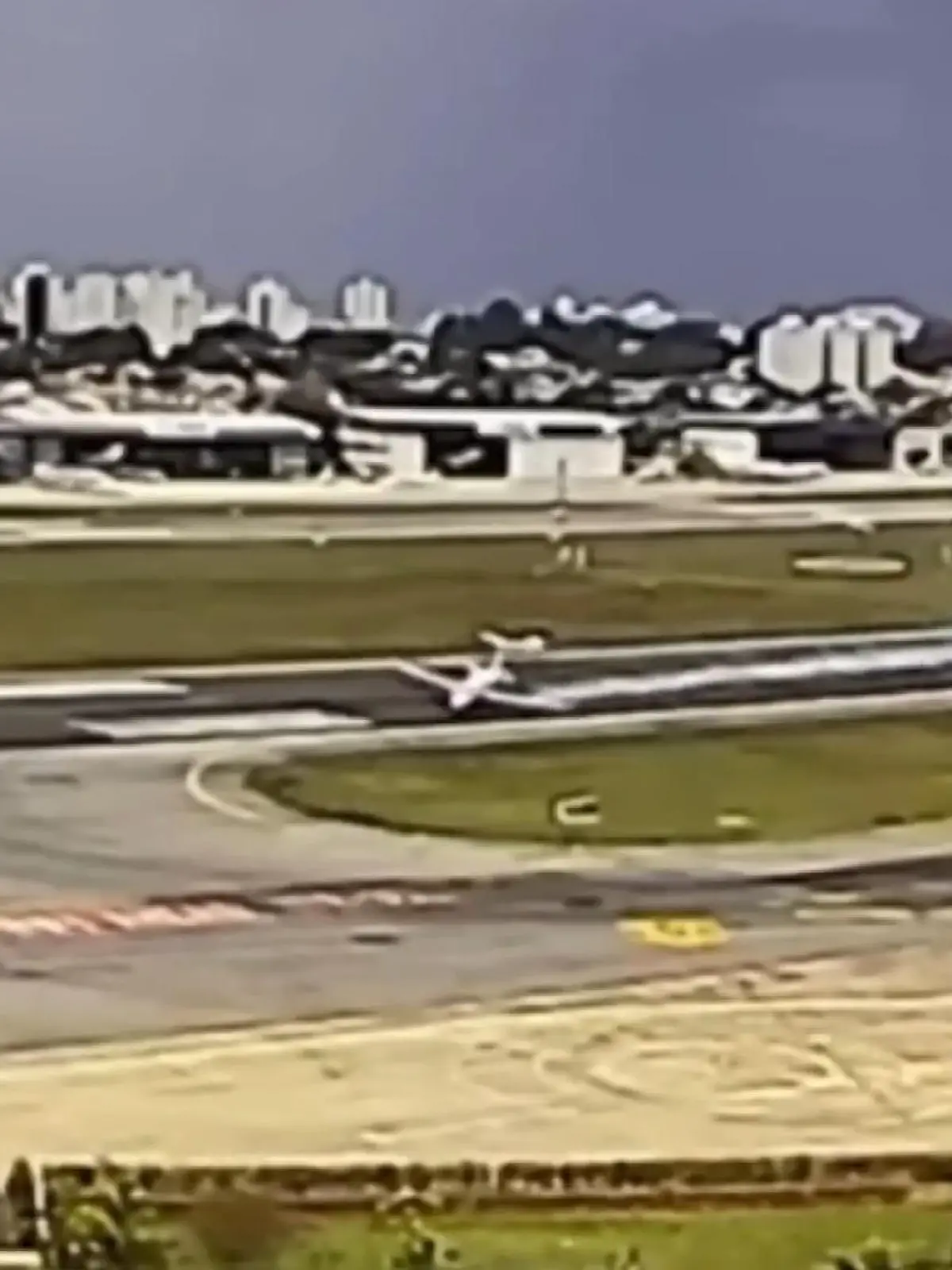 Auf einem Flughafen im brasilianischen Sao Paulo ist ein Flugzeug beim Aufsetzen außer Kontrolle geraten. In aller letzter Sekunde konnte der Pilot den Flieger stoppen. Laut Behörden hat ein geplatzter Reifen die Bruchlandung verursacht. Die Szene zeigen wir im Video. 