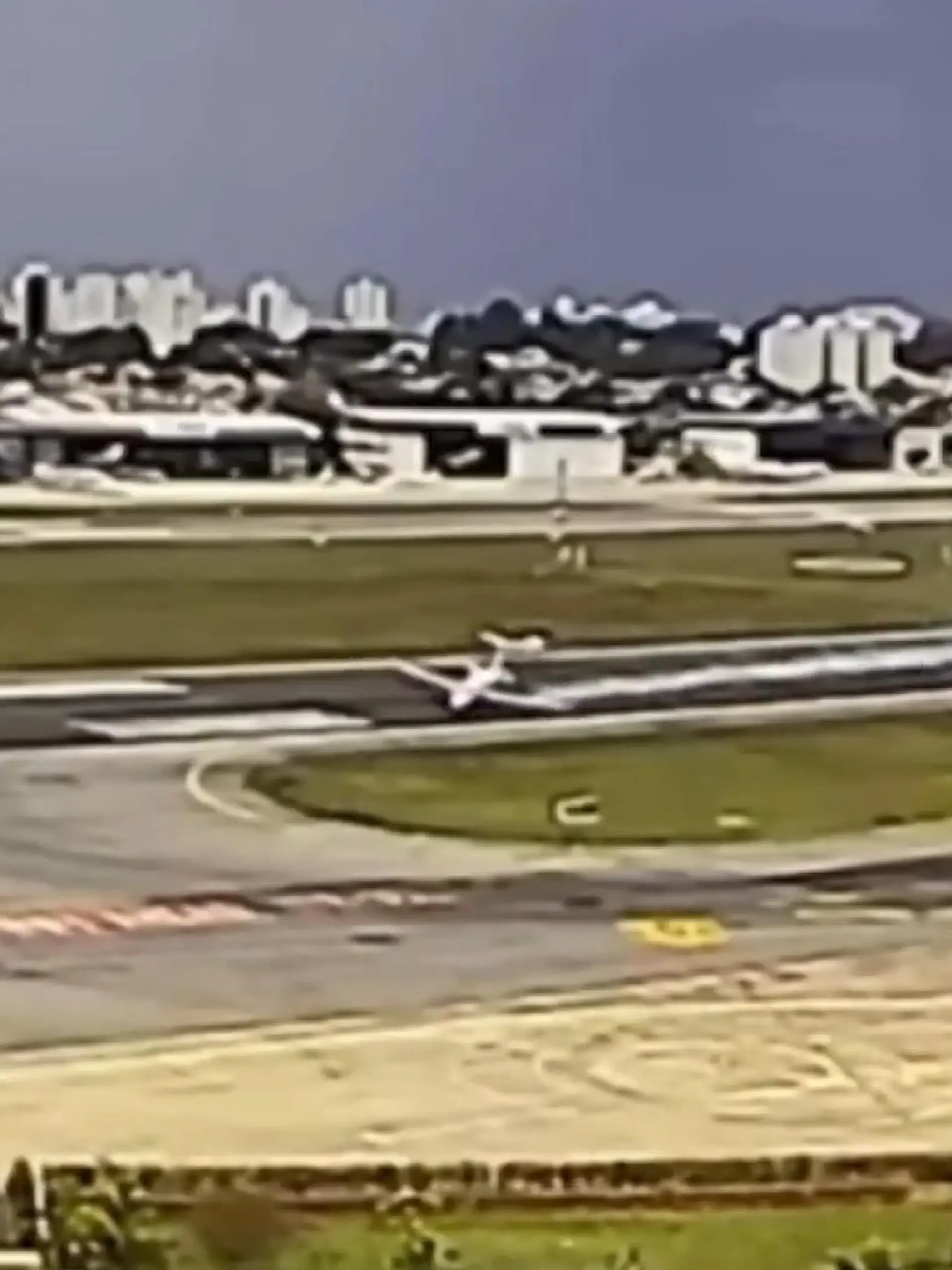 Auf einem Flughafen im brasilianischen Sao Paulo ist ein Flugzeug beim Aufsetzen außer Kontrolle geraten. In aller letzter Sekunde konnte der Pilot den Flieger stoppen. Laut Behörden hat ein geplatzter Reifen die Bruchlandung verursacht. Die Szene zeigen wir im Video. 