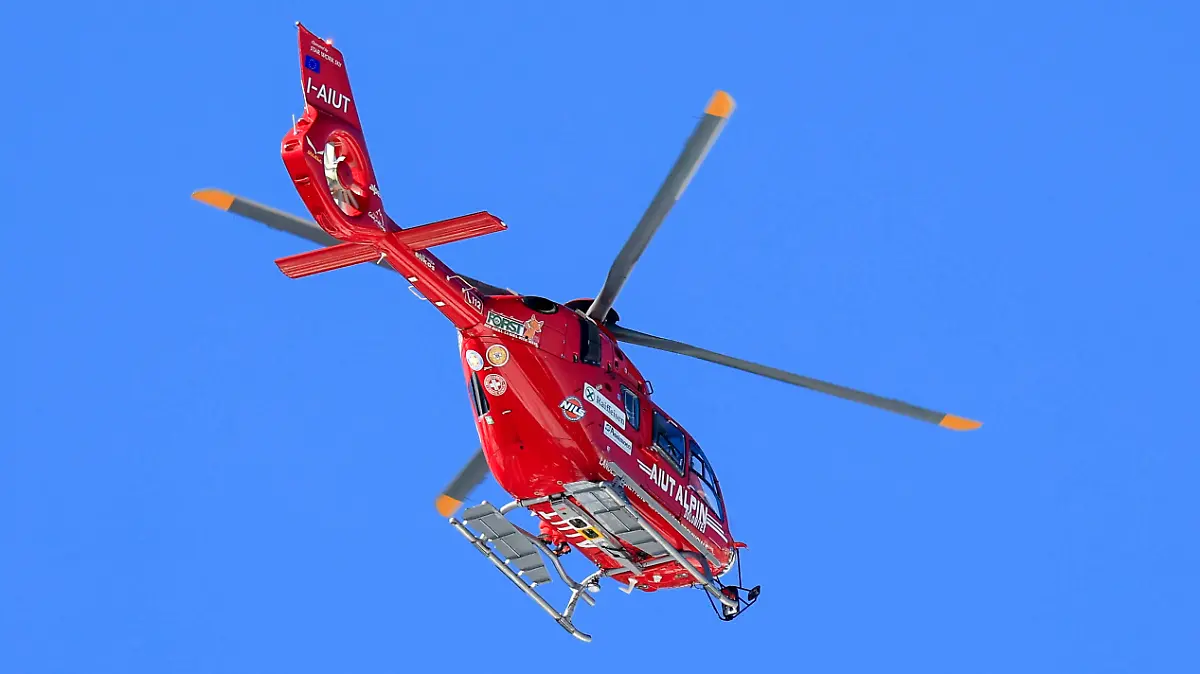 ALPINE SKIING - FIS WC Cortina D Ampezzo CORTINA D AMPEZZO,ITALY,26.JAN.24 - ALPINE SKIING - FIS World Cup, downhill, ladies. Image shows a helicopter for Mikaela Shiffrin USA. PUBLICATIONxNOTxINxAUTxSUIxSWE GEPAxpictures/xMarioxBuehner-Weinrauch
