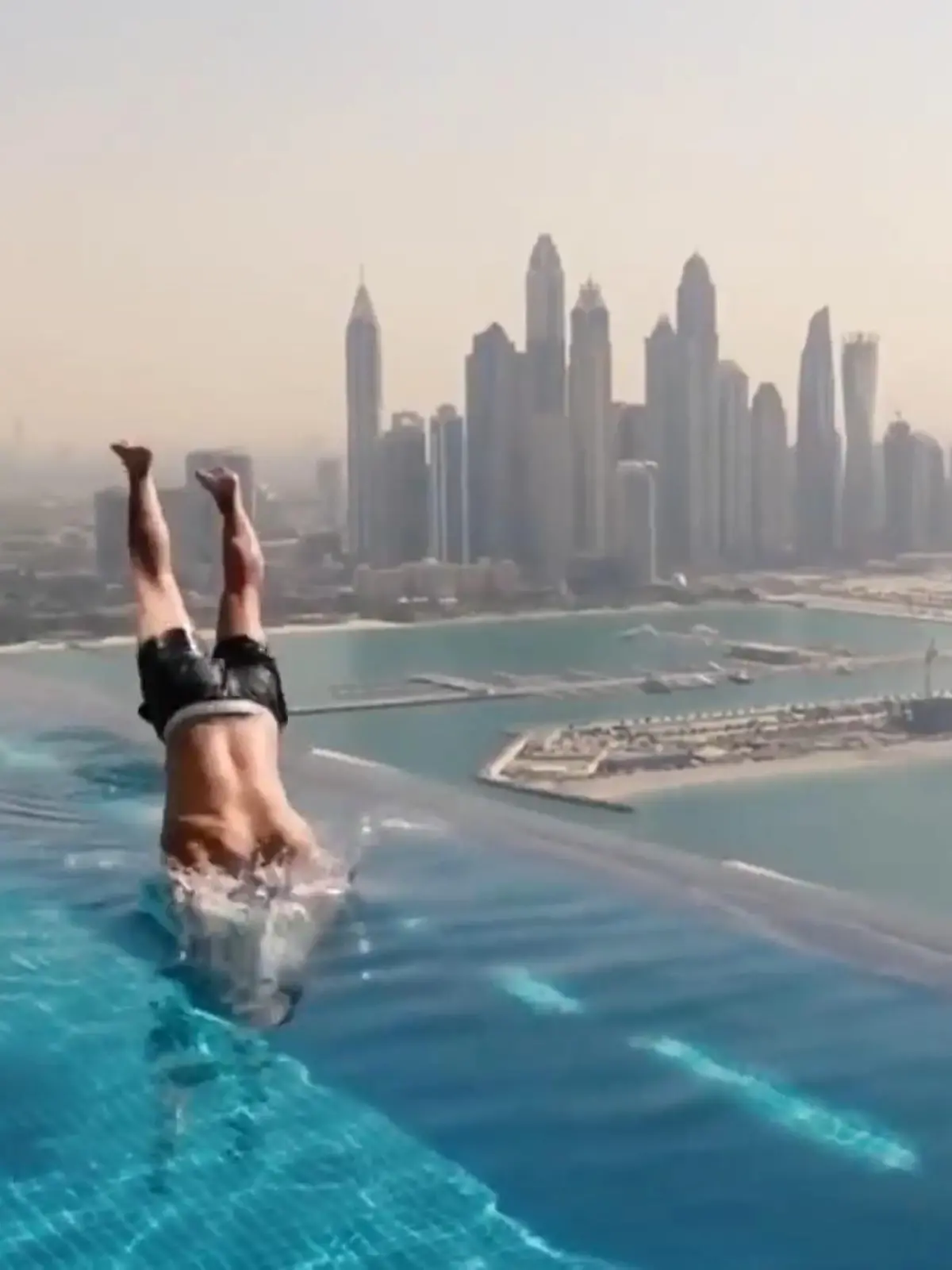Zwischen modernen Wolkenkratzern und der schier unendlichen Wüste leben in Dubai mittlerweile auch viele deutsche Auswanderer. Uns haben sie eingeladen und gezeigt, in welchem Luxus sie in der Wüstenmetropole leben. Vom Pool im Wohnzimmer und einer Yacht für eine Fahrt durch Dubai bei Nacht ist alles dabei.