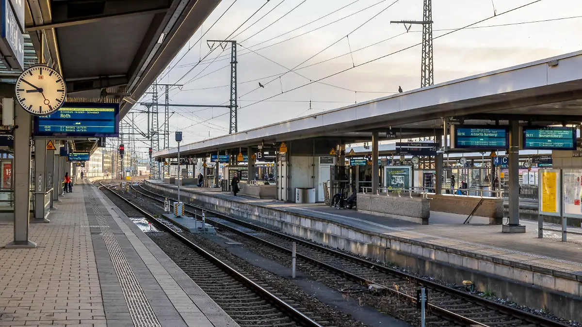 News Bilder des Tages Streik der Lokführergewerkschaft GDL - Situation am Hauptbahnhof Nürnberg Viele leere Bahnsteige, ohne Züge und mit nur sehr wenig wartenden Fahrgästen. Die meisten Fahrgästen haben sich gut auf den aktuellen Streik der GDL eingestellt. Nürnberg Bayern Deutschland *** GDL train drivers union strike Situation at Nuremberg Central Station Many empty platforms, no trains and very few passengers waiting Most passengers have adjusted well to the current GDL strike Nuremberg Bavaria Germany 20240125-6V2A9856-Bearbeitet