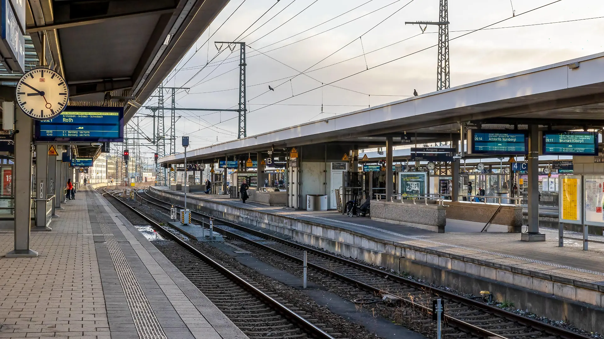 News Bilder des Tages Streik der Lokführergewerkschaft GDL - Situation am Hauptbahnhof Nürnberg Viele leere Bahnsteige, ohne Züge und mit nur sehr wenig wartenden Fahrgästen. Die meisten Fahrgästen haben sich gut auf den aktuellen Streik der GDL eingestellt. Nürnberg Bayern Deutschland *** GDL train drivers union strike Situation at Nuremberg Central Station Many empty platforms, no trains and very few passengers waiting Most passengers have adjusted well to the current GDL strike Nuremberg Bavaria Germany 20240125-6V2A9856-Bearbeitet