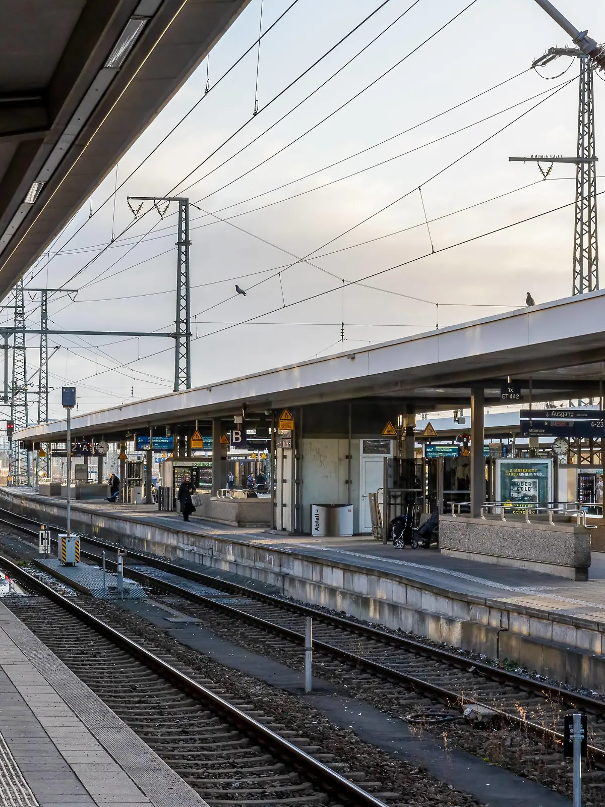 News Bilder des Tages Streik der Lokführergewerkschaft GDL - Situation am Hauptbahnhof Nürnberg Viele leere Bahnsteige, ohne Züge und mit nur sehr wenig wartenden Fahrgästen. Die meisten Fahrgästen haben sich gut auf den aktuellen Streik der GDL eingestellt. Nürnberg Bayern Deutschland *** GDL train drivers union strike Situation at Nuremberg Central Station Many empty platforms, no trains and very few passengers waiting Most passengers have adjusted well to the current GDL strike Nuremberg Bavaria Germany 20240125-6V2A9856-Bearbeitet
