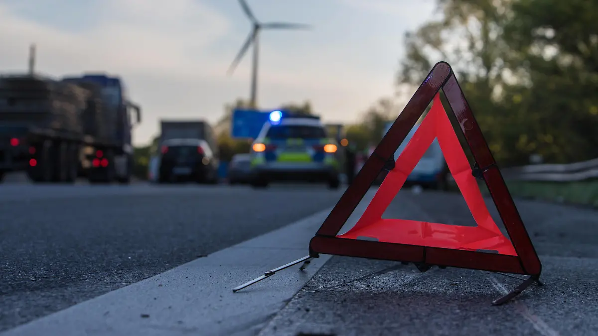Unfall auf der Autobahn 22.05.21 - Hamburg: Symbolbild: Unfall auf der Autobahn A1 in Hamburg. Hamburg A1 Deutschland *** Accident on the motorway 22 05 21 Hamburg symbol picture Accident on the A1 motorway in Hamburg Hamburg A1 Germany Copyright: xSebastianxPetersx