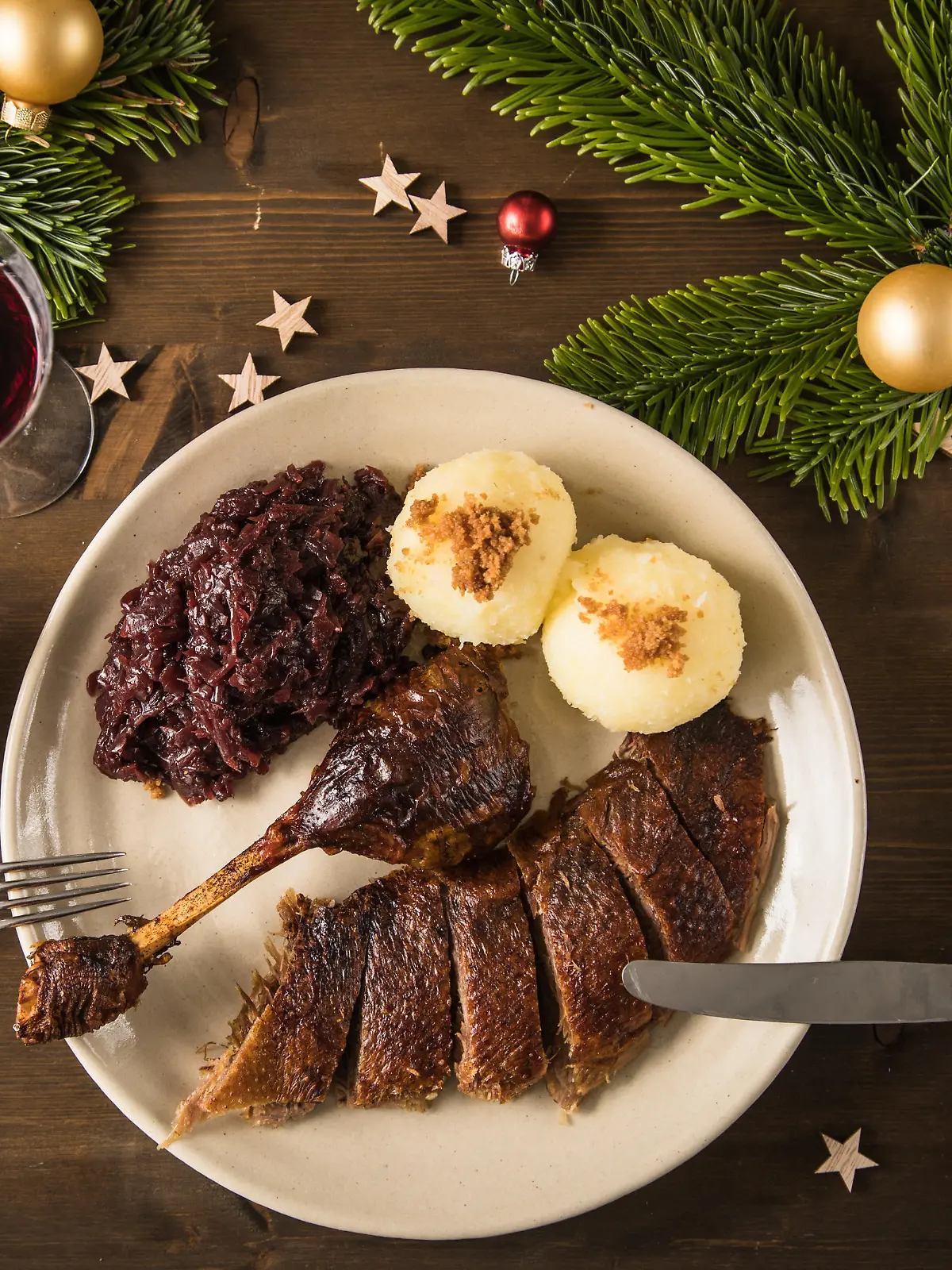 ILLUSTRATION - Ein Stueck Weihnachtsgans wird am 11.12.2021 in Wittenberge mit Knoedeln und Rotkohl auf einem Teller serviert (gestellte Szene). Foto: Christin Klose