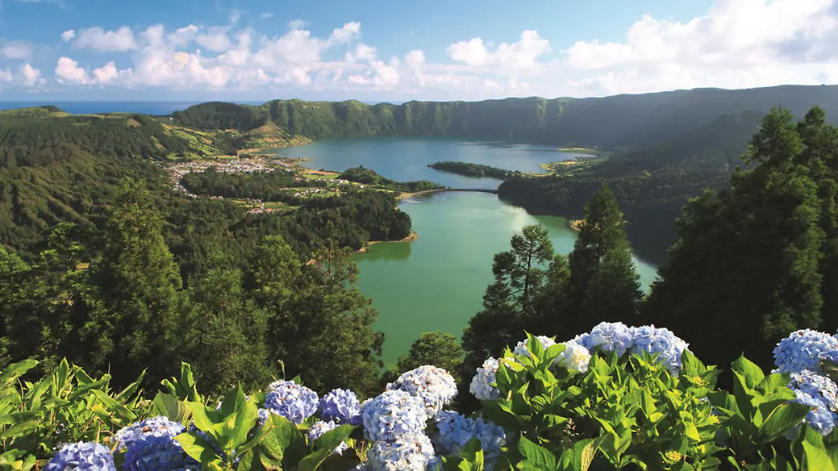 An den Ufern der Zwillingsseen Lagoa Azur und Verde gelegen: Säte Cidades auf der Azoreninsel São Miguel