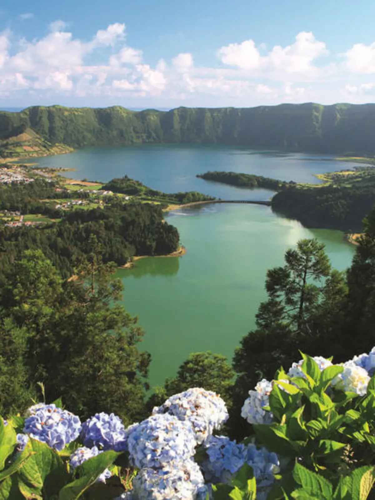 An den Ufern der Zwillingsseen Lagoa Azur und Verde gelegen: Säte Cidades auf der Azoreninsel São Miguel