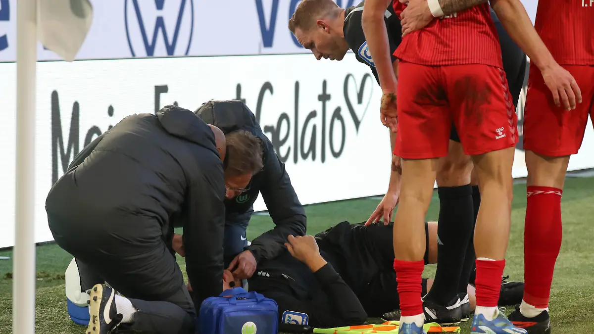 27.01.2024, xgox, Fussball 1. Bundesliga, VfL Wolfsburg - 1. FC Köln emspor, v.l. Linienrichter Thorben Siewer vom Ball getroffen, verletzt, Verletzung, Schiedsrichter, Schiri DFL/DFB REGULATIONS PROHIBIT ANY USE OF PHOTOGRAPHS as IMAGE SEQUENCES and/or QUASI-VIDEO Wolfsburg *** 27 01 2024, xgox, Soccer 1 Bundesliga, VfL Wolfsburg 1 FC Köln emspor, v l linesman Thorben Siewer hit by the ball, injured, injury, referee, referee DFL DFB REGULATIONS PROHIBIT ANY USE OF PHOTOGRAPHS as IMAGE SEQUENCES and or QUASI VIDEO Wolfsburg