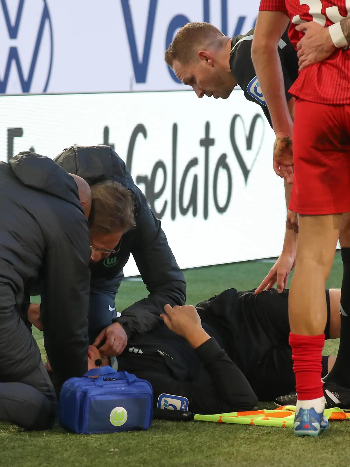 27.01.2024, xgox, Fussball 1. Bundesliga, VfL Wolfsburg - 1. FC Köln emspor, v.l. Linienrichter Thorben Siewer vom Ball getroffen, verletzt, Verletzung, Schiedsrichter, Schiri DFL/DFB REGULATIONS PROHIBIT ANY USE OF PHOTOGRAPHS as IMAGE SEQUENCES and/or QUASI-VIDEO Wolfsburg *** 27 01 2024, xgox, Soccer 1 Bundesliga, VfL Wolfsburg 1 FC Köln emspor, v l linesman Thorben Siewer hit by the ball, injured, injury, referee, referee DFL DFB REGULATIONS PROHIBIT ANY USE OF PHOTOGRAPHS as IMAGE SEQUENCES and or QUASI VIDEO Wolfsburg