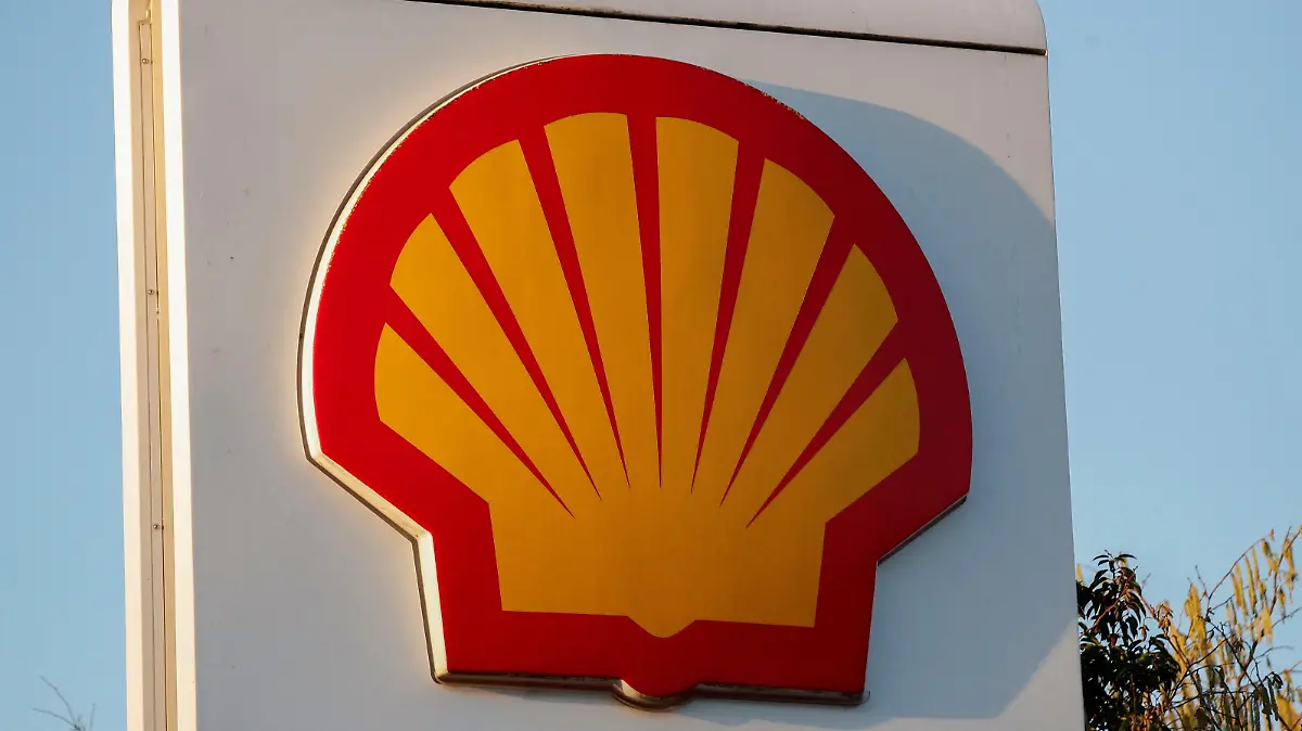 FILE PHOTO: General view of a Shell petrol station sign, in Milton Keynes, Britain, January 5, 2022. REUTERS/Andrew Boyers/File Photo