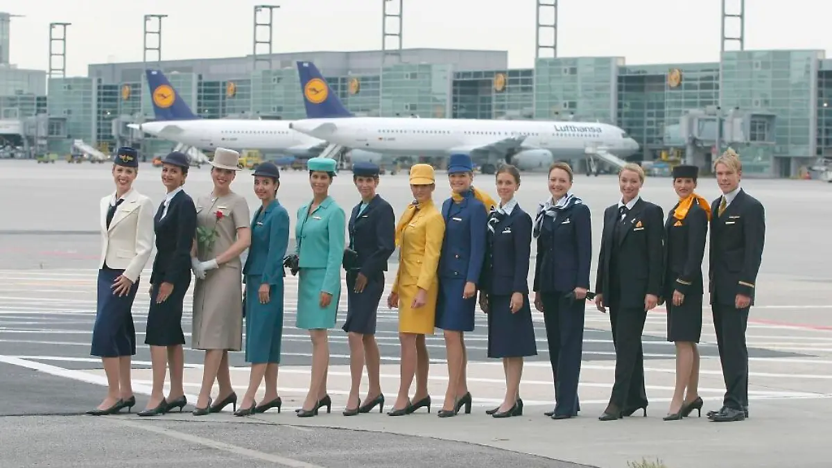 Uniform der Lufthansa im Einsatz von 1938 bis HeuteFoto Gregor Schlaeger Lufthansa 10.09.2003030910_HISTOR_UNIF_183Dienstbekleidung, Uniformen im Wandel der Zeit