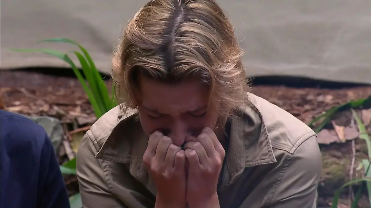 Während Sarah sich von den Campern verabschiedet, kämpft Anya mit ihren Emotionen.