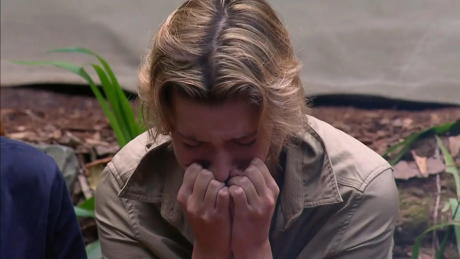 Während Sarah sich von den Campern verabschiedet, kämpft Anya mit ihren Emotionen.