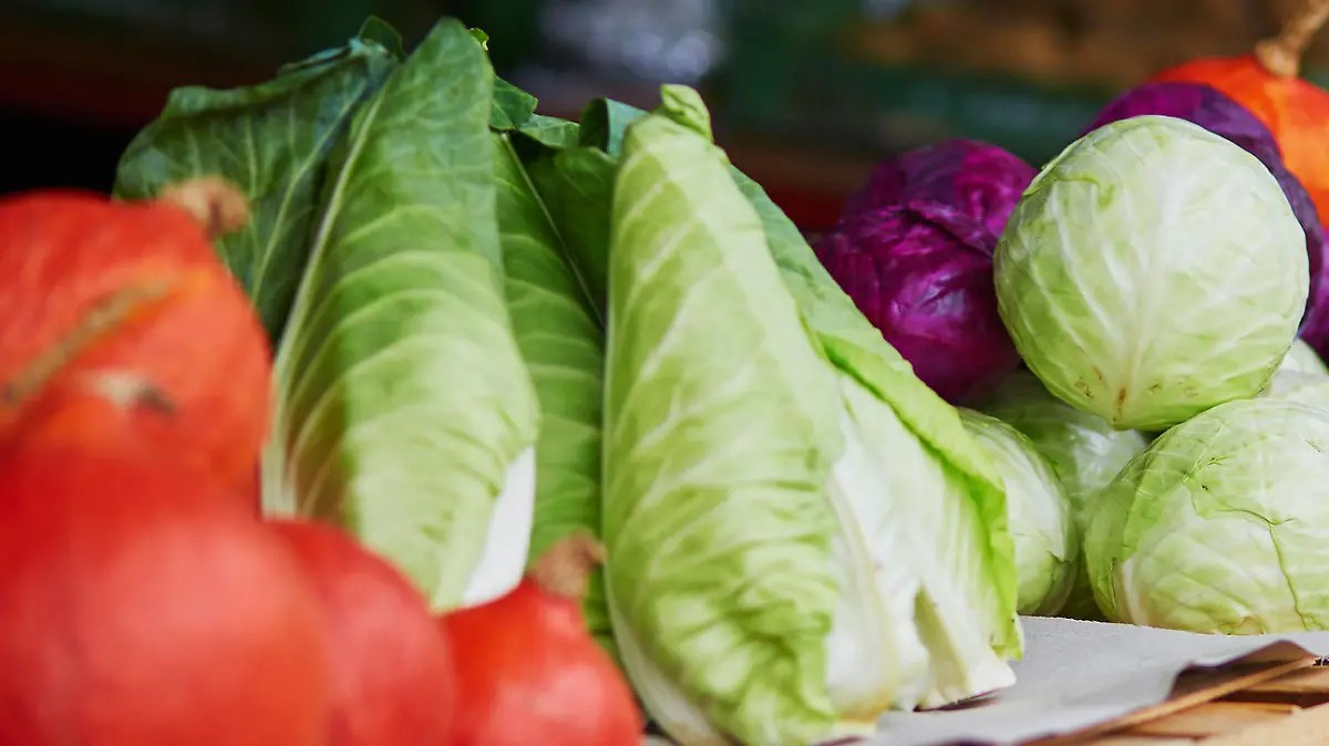 Spitzkohl, Grünkohl und anderes Wintergemüse auf dem Markt