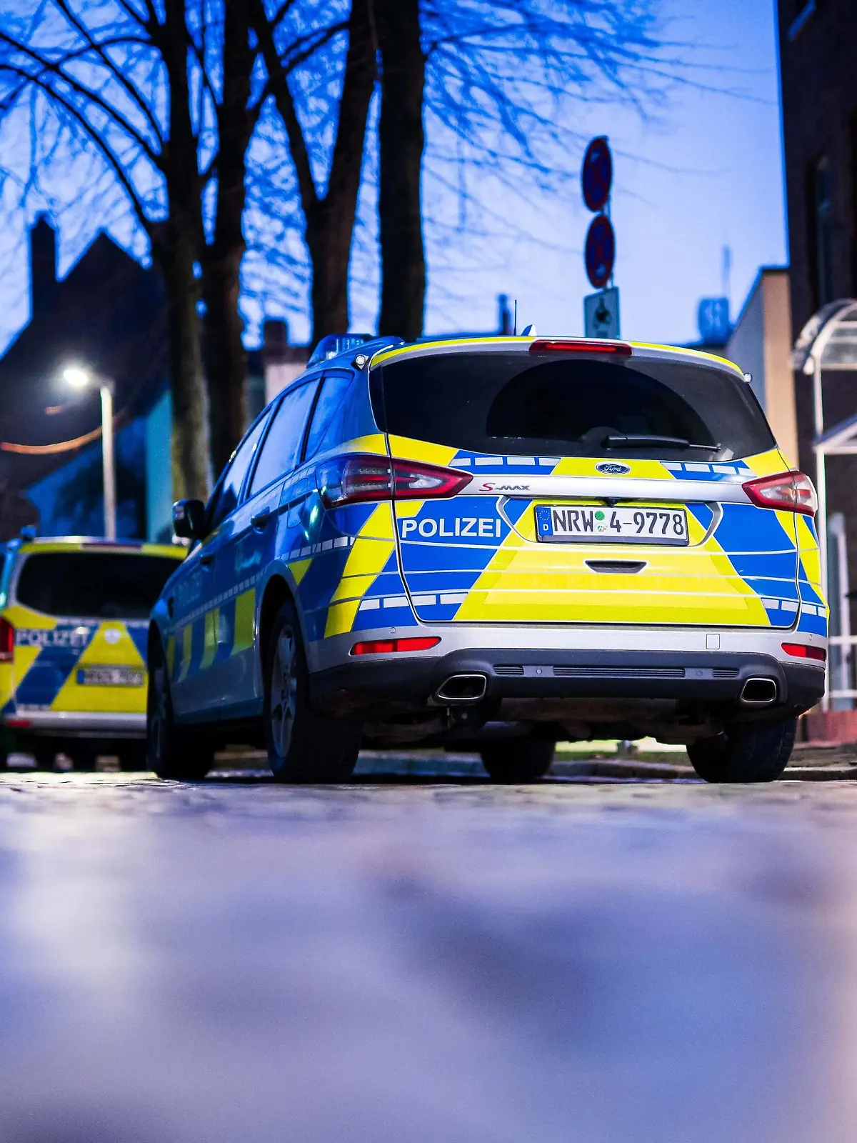 19.01.2024 - Demonstration gegen Neue Rechte in Minden: Bürgerinnen und Bürger protestieren gegen Rechtsextremismus. Dazu hat das Bündnis Minden Für Demokratie und Vielfalt aufgerufen. Im Bild: Streifenwagen der Polizei. , Minden Nordrhein-Westfalen Deutschland *** 19 01 2024 Demonstration against the New Right in Minden Citizens protest against right-wing extremism The Minden Alliance for Democracy and Diversity has called for this In the picture police patrol car , Minden North Rhine-Westphalia Germany