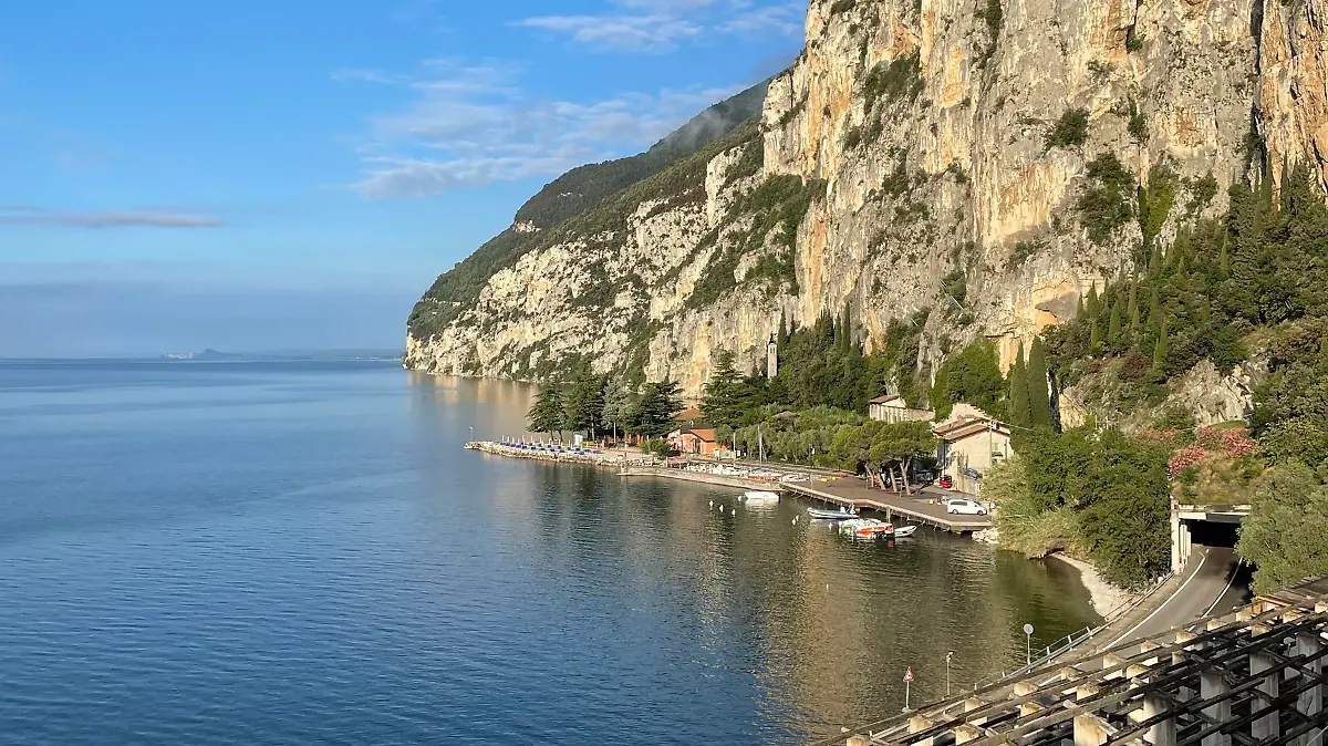 Der Blick vom Zitronenhain auf den kleinen Kiesstrand vor beeindruckender Felsenkulisse.