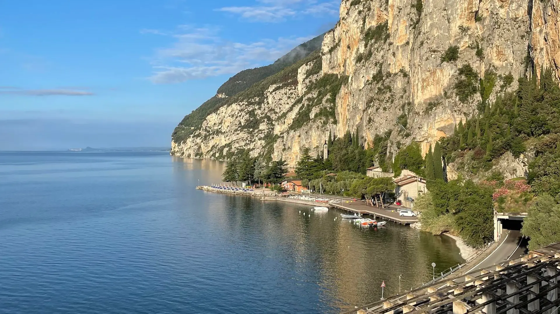 Der Blick vom Zitronenhain auf den kleinen Kiesstrand vor beeindruckender Felsenkulisse.