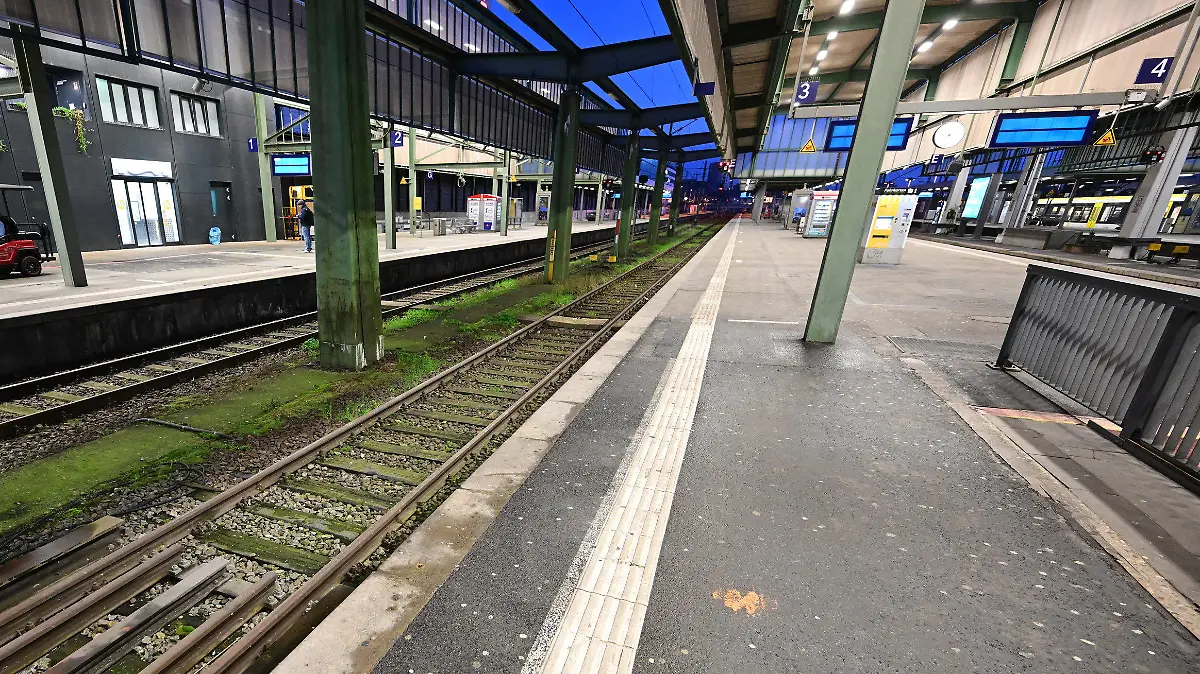 25.01.2024, Baden-Württemberg, Stuttgart: Leere Bahnsteige sind auf dem Hauptbahnhof zu sehen. Die Gewerkschaft Deutscher Lokomotivführer (GDL) hat zu einem weiteren mehrtägigen Streik bei der Deutschen Bahn aufgerufen. Es ist der vierte und mit Abstand längste Arbeitskampf im laufenden Tarifstreit bei der Deutschen Bahn. Foto: Bernd Weißbrod/dpa +++ dpa-Bildfunk +++