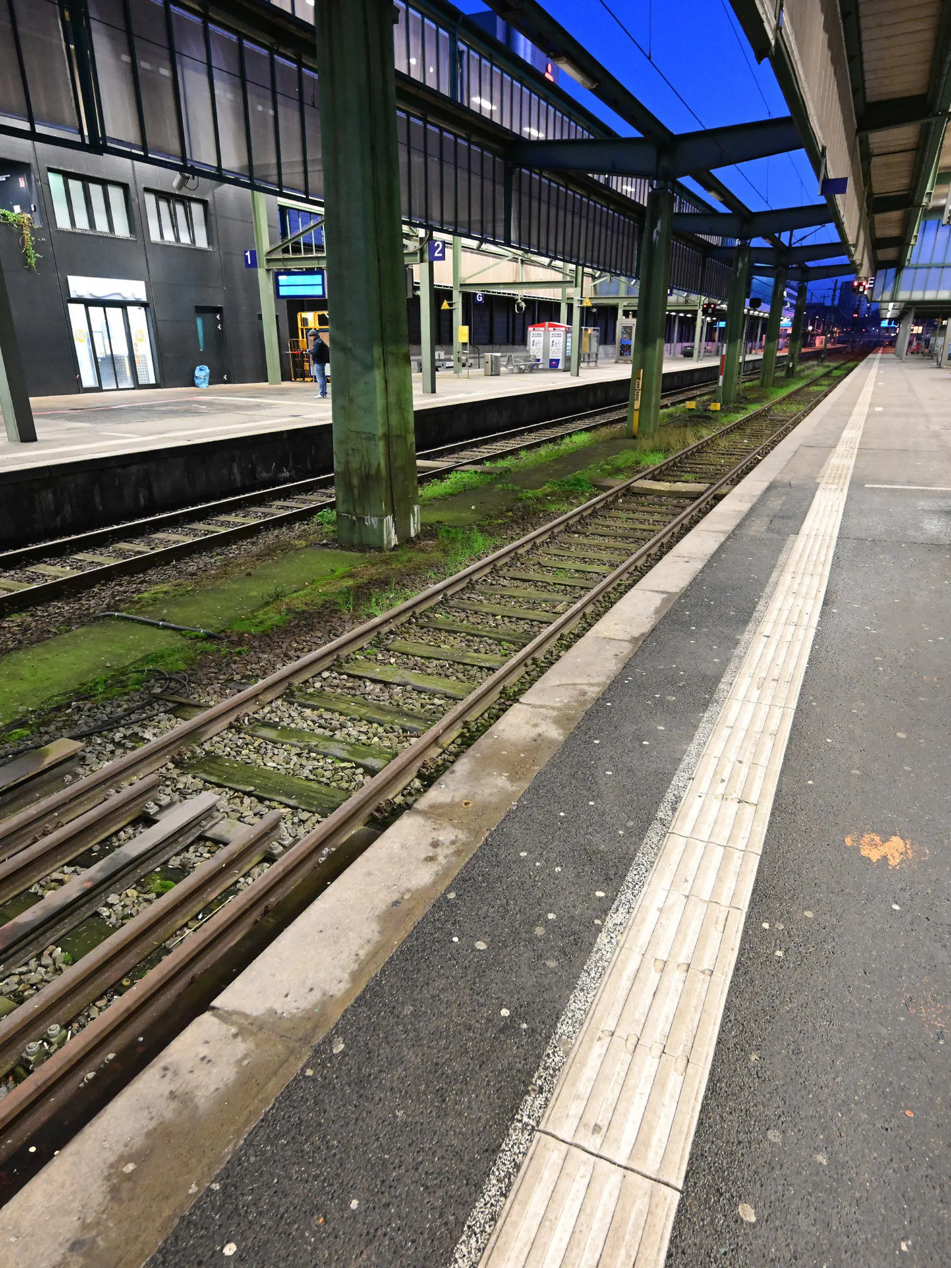 25.01.2024, Baden-Württemberg, Stuttgart: Leere Bahnsteige sind auf dem Hauptbahnhof zu sehen. Die Gewerkschaft Deutscher Lokomotivführer (GDL) hat zu einem weiteren mehrtägigen Streik bei der Deutschen Bahn aufgerufen. Es ist der vierte und mit Abstand längste Arbeitskampf im laufenden Tarifstreit bei der Deutschen Bahn. Foto: Bernd Weißbrod/dpa +++ dpa-Bildfunk +++