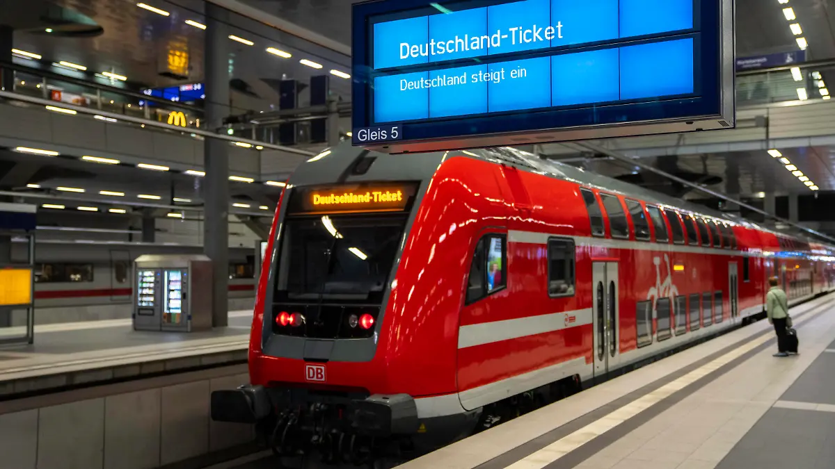 Anzeige Deutschland-Ticket am Hauptbahnhof in Berlin kurz vor der Einführung zum 01. Mai 2023 geplanten EinführungAnzeige Deutschland-Ticket am Hauptbahnhof in Berlin kurz vor der Einführung zum 01. Mai 2023 geplanten Einführung, Berlin Berlin Deutschland Hauptbahnhof *** Display Germany ticket at the main station in Berlin shortly before the introduction planned to 01 May 2023 Display Germany ticket at the main station in Berlin shortly before the introduction planned to 01 May 2023, Berlin Berlin Germany main station