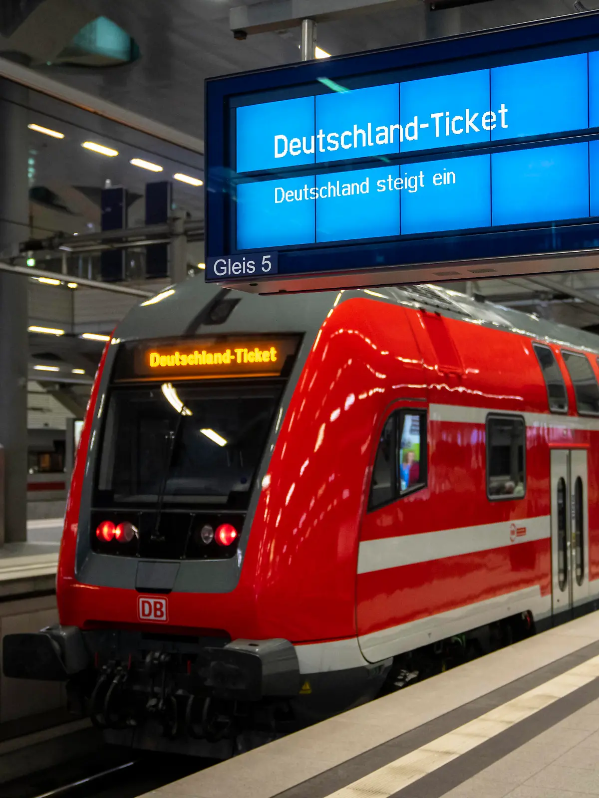 Anzeige Deutschland-Ticket am Hauptbahnhof in Berlin kurz vor der Einführung zum 01. Mai 2023 geplanten EinführungAnzeige Deutschland-Ticket am Hauptbahnhof in Berlin kurz vor der Einführung zum 01. Mai 2023 geplanten Einführung, Berlin Berlin Deutschland Hauptbahnhof *** Display Germany ticket at the main station in Berlin shortly before the introduction planned to 01 May 2023 Display Germany ticket at the main station in Berlin shortly before the introduction planned to 01 May 2023, Berlin Berlin Germany main station