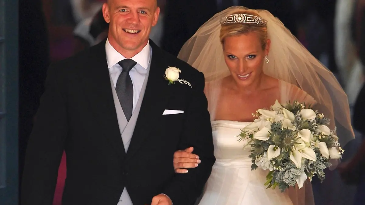 Britain's Zara Phillips, the eldest granddaughter of Queen Elizabeth, and her husband England rugby captain Mike Tindall, leave the church after their marriage at Canongate Kirk in Edinburgh, Scotland, July 30, 2011. REUTERS/Dylan Martinez (BRITAIN - Tags: ROYALS ENTERTAINMENT SOCIETY)