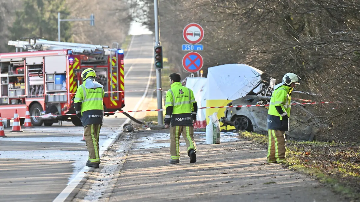 28.01.2024, Belgien, Spa: Rettungskräfte arbeiten an der Absturzstelle eines Flugzeugs. Beim Absturz eines Kleinflugzeugs in der belgischen Stadt Spa sind zwei Menschen ums Leben gekommen. Foto: Romain Rixhon/belga/dpa +++ dpa-Bildfunk +++