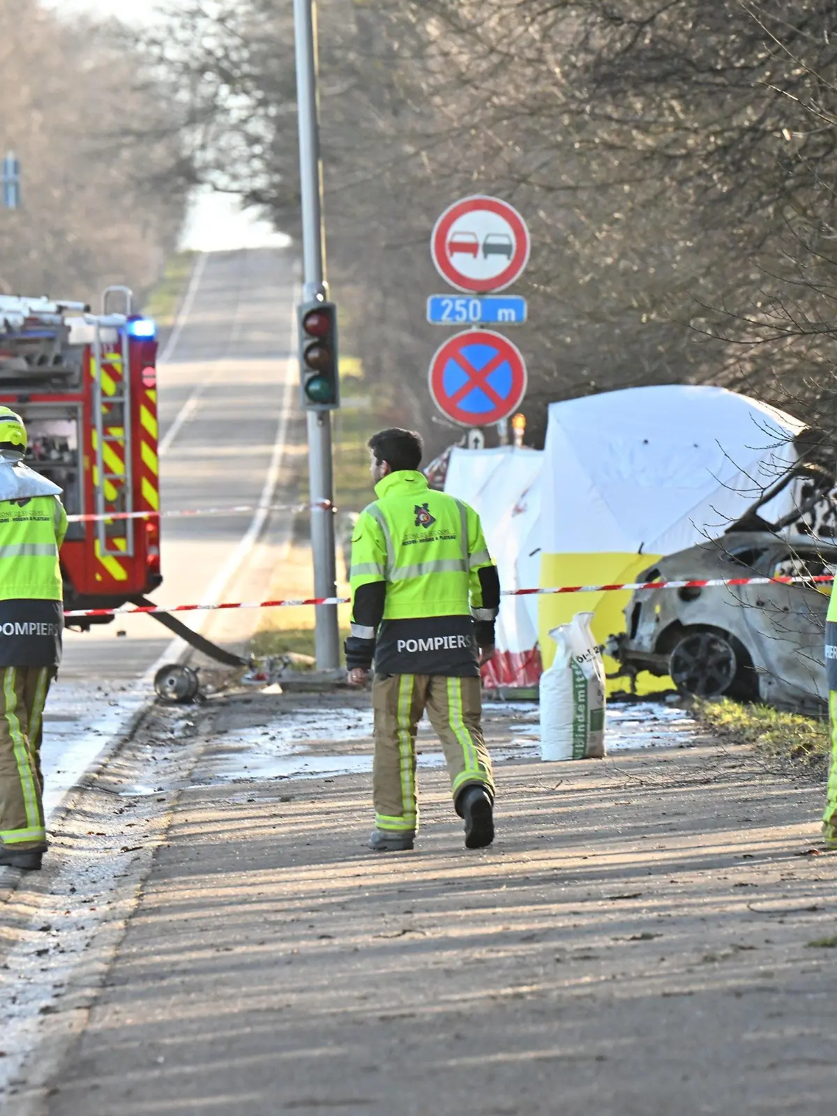 28.01.2024, Belgien, Spa: Rettungskräfte arbeiten an der Absturzstelle eines Flugzeugs. Beim Absturz eines Kleinflugzeugs in der belgischen Stadt Spa sind zwei Menschen ums Leben gekommen. Foto: Romain Rixhon/belga/dpa +++ dpa-Bildfunk +++