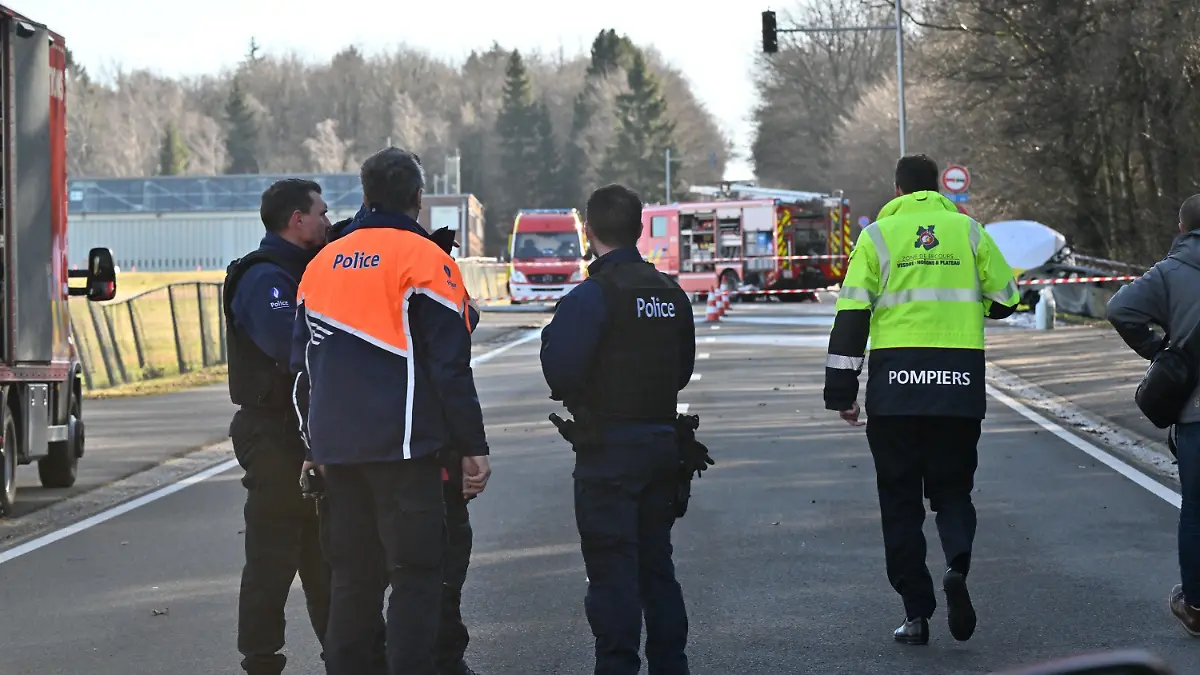 28.01.2024, Belgien, Spa: Rettungskräfte und Polizisten arbeiten an der Absturzstelle eines Flugzeugs. Beim Absturz eines Kleinflugzeugs in der belgischen Stadt Spa sind mehrere Menschen ums Leben gekommen. Foto: Romain Rixhon/Belga/dpa +++ dpa-Bildfunk +++