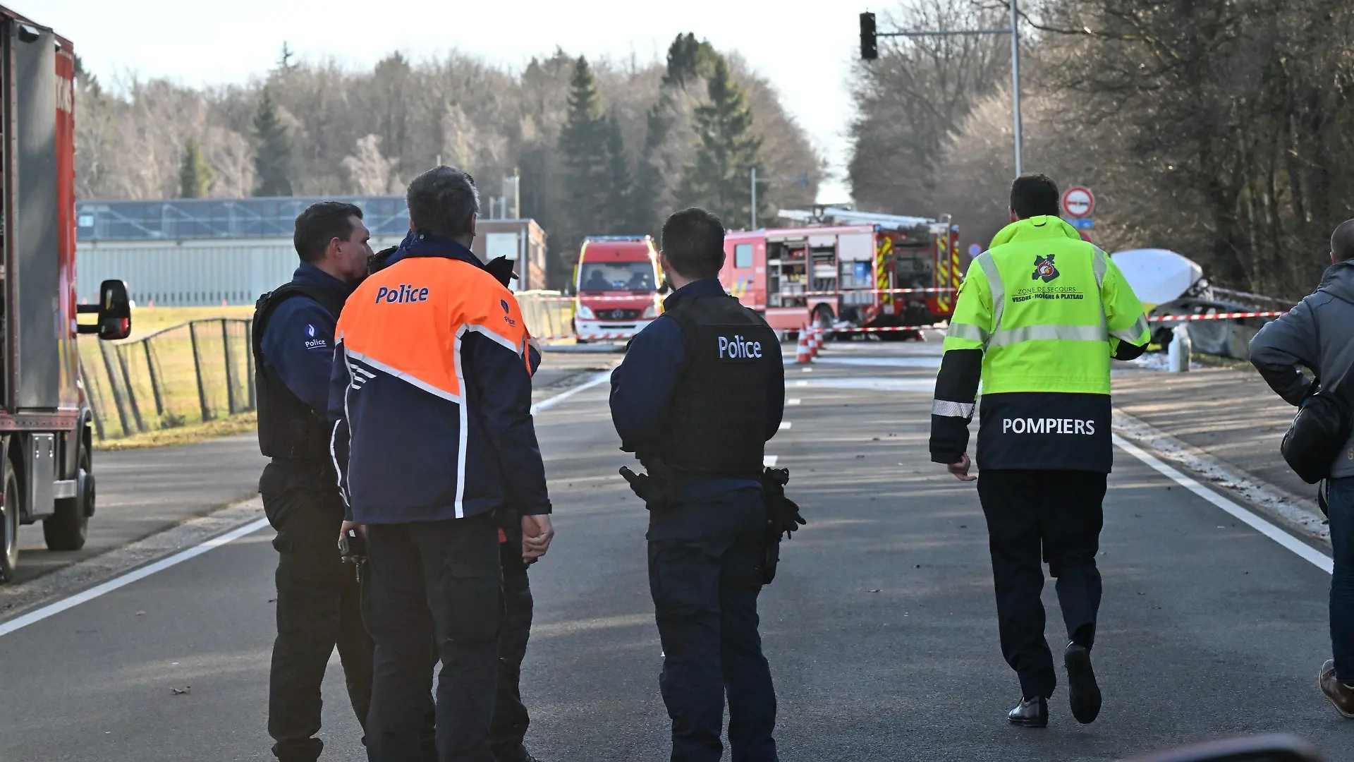 28.01.2024, Belgien, Spa: Rettungskräfte und Polizisten arbeiten an der Absturzstelle eines Flugzeugs. Beim Absturz eines Kleinflugzeugs in der belgischen Stadt Spa sind mehrere Menschen ums Leben gekommen. Foto: Romain Rixhon/Belga/dpa +++ dpa-Bildfunk +++
