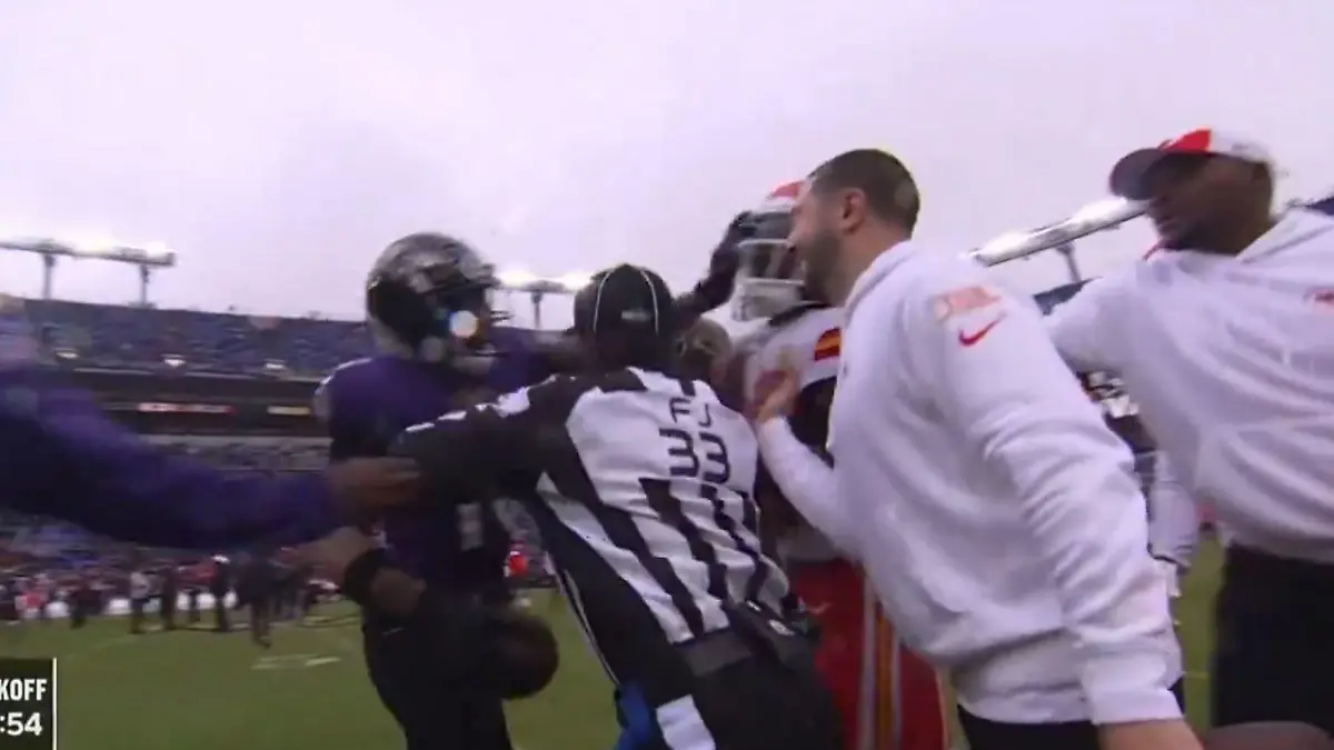 Arthur Maulet trifft Chiefs-Cornerback Jaylen Watson mit der Faust am Kopf.